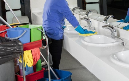 D&eacute;sinfection r&eacute;guli&egrave;re des sanitaires, un enjeu d'hygi&egrave;ne pour commerces et bureaux